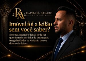 Proprietário analisando edital de leilão de imóvel com advogado